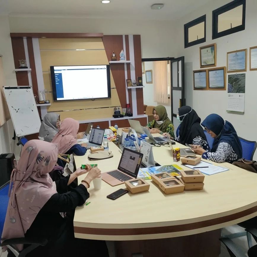 Borneo Journal of Pharmascientech Jurnal Universitas Borneo Lestari Sharing dan diskusi dengan pengelola Jurnal Ilmiah  Farmasi Universitas  Islam Indonesia  dalam rangka menuju akreditasi jurnal